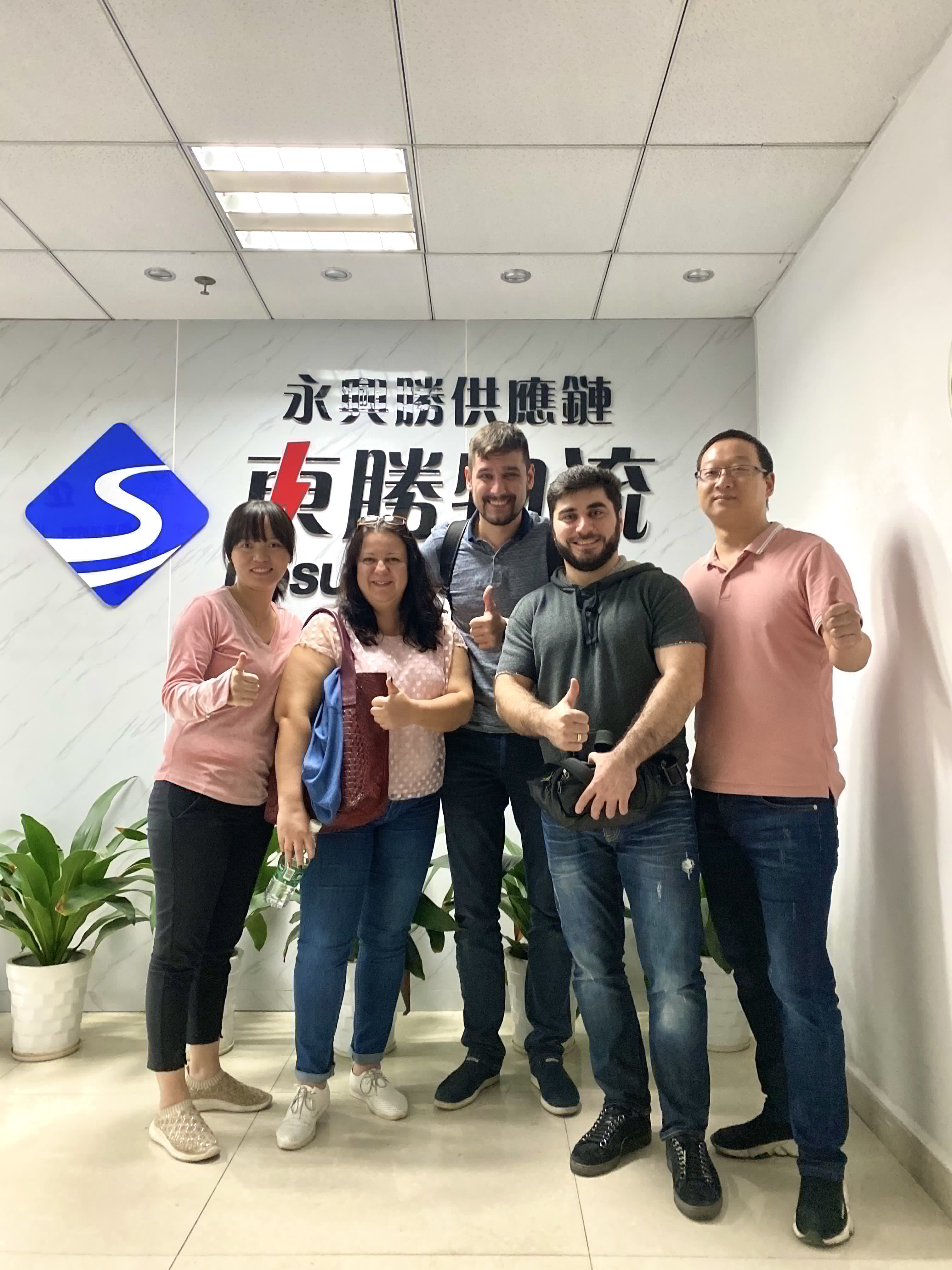 英國香薰進口報關案例，客戶留影紀念；